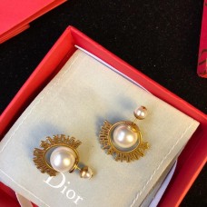Boucles d'oreilles à tige en forme de boule de perles blanches avec logo en laiton Dior JDior pour femmes Boucles d'oreilles à tige en forme de boule de perles blanches avec logo en laiton Dior JDior pour femmes