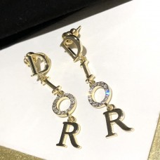 Christian Dior Dangle Logo Diamants Pendentif Femme Plaqué Or Jaune Boucles D'Oreilles Longues À Pompon Christian Dior Dangle Logo Diamants Pendentif Femme Plaqué Or Jaune Boucles D'Oreilles Longues À Pompon