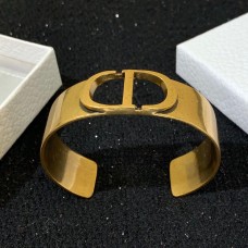 Christian Dior 30 Montaigne Finition Or Antique Motif CD Breloque Évidée Bracelet Manchette En Laiton