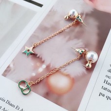 Boucles d'oreilles pendantes asymétriques Dior La Petite Tribale CD Signature étoile avec perle blanche et or jaune