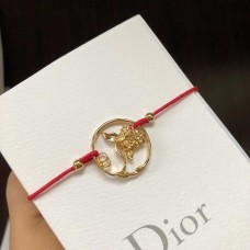Automne Christian Dior Diorelita Bracelet en cordon de coton rouge à motif hortensia en or jaune Automne Christian Dior Diorelita Bracelet en cordon de coton rouge à motif hortensia en or jaune