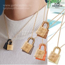 Pendentif Hermes OKelly en veau Swift avec plaqué or jaune