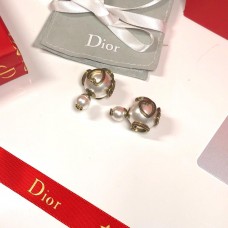 Christian Dior Tribales Boucles d'oreilles asymétriques en laiton avec garniture en forme juteuse et perles blanches CD