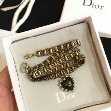 Christian Dior Pendentif en forme de coeur noir Abeille en laiton Charme Femme Diamants Ras du Cou Christian Dior Pendentif en forme de coeur noir Abeille en laiton Charme Femme Diamants Ras du Cou