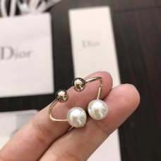 Boucles d'oreilles à tige en or jaune tortueuses avec détail sphère en perles blanches Dior Tribales