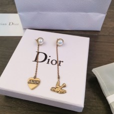 Boucles d'oreilles à pampilles longues avec pendentifs asymétriques en forme de cœur et d'hirondelle avec détails blancs en laiton Dior JDior Boucles d'oreilles à pampilles longues avec pendentifs asymétriques en forme de cœur et d'hirondelle avec détails blancs en laiton Dior JDior