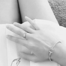 Bracelet Tiffany Atlas avec trois cristaux individuels pour le prix de Dubaï