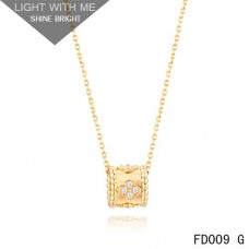 Van Cleef Arpels Collier pendentif trèfle Perlee en or jaune avec diamants