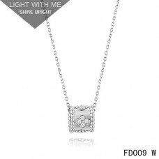 Van Cleef Arpels Collier pendentif trèfle Perlee en or blanc avec diamants Van Cleef Arpels Collier pendentif trèfle Perlee en or blanc avec diamants