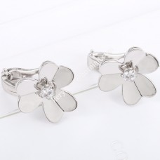 Van Cleef Arpels Frivole Petites Boucles D'oreilles En Or Blanc Avec Diamant À Paris