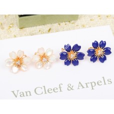 Van Cleef Arpels Boucles d'oreilles clip Rose de Noel blanc/bleu avec diamants Van Cleef Arpels Boucles d'oreilles clip Rose de Noel blanc/bleu avec diamants