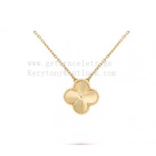 Van Cleef Arpels Pendentif Sweet Alhambra Guilloché Or Jaune