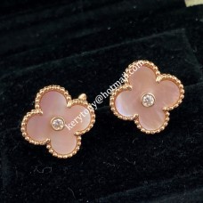 Van Cleef Arpels Boucle d'oreille Alhambra en or rose avec nacre rose et diamants Van Cleef Arpels Boucle d'oreille Alhambra en or rose avec nacre rose et diamants
