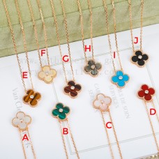 Van Cleef Arpels Pendentif Alhambra en or rose avec diamant