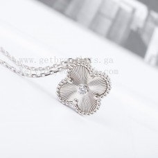 Van Cleef Arpels Pendentif Alhambra Motifs Argentés Avec Diamant Van Cleef Arpels Pendentif Alhambra Motifs Argentés Avec Diamant