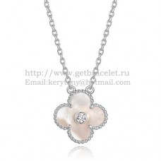 Van Cleef Arpels Pendentif Alhambra en or blanc avec diamants ronds en nacre blanche
