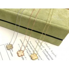 Van Cleef Arpels Pendentif Alhambra Or jaune Nacre