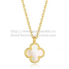 Van Cleef Arpels Pendentif Sweet Alhambra en or jaune avec nacre blanche 9 mm Van Cleef Arpels Pendentif Sweet Alhambra en or jaune avec nacre blanche 9 mm