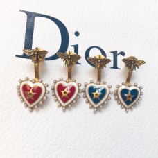 Boucles d'oreilles pendantes en forme de cœur Dior avec bordure en perles et abeille en laiton Rouge/Bleu